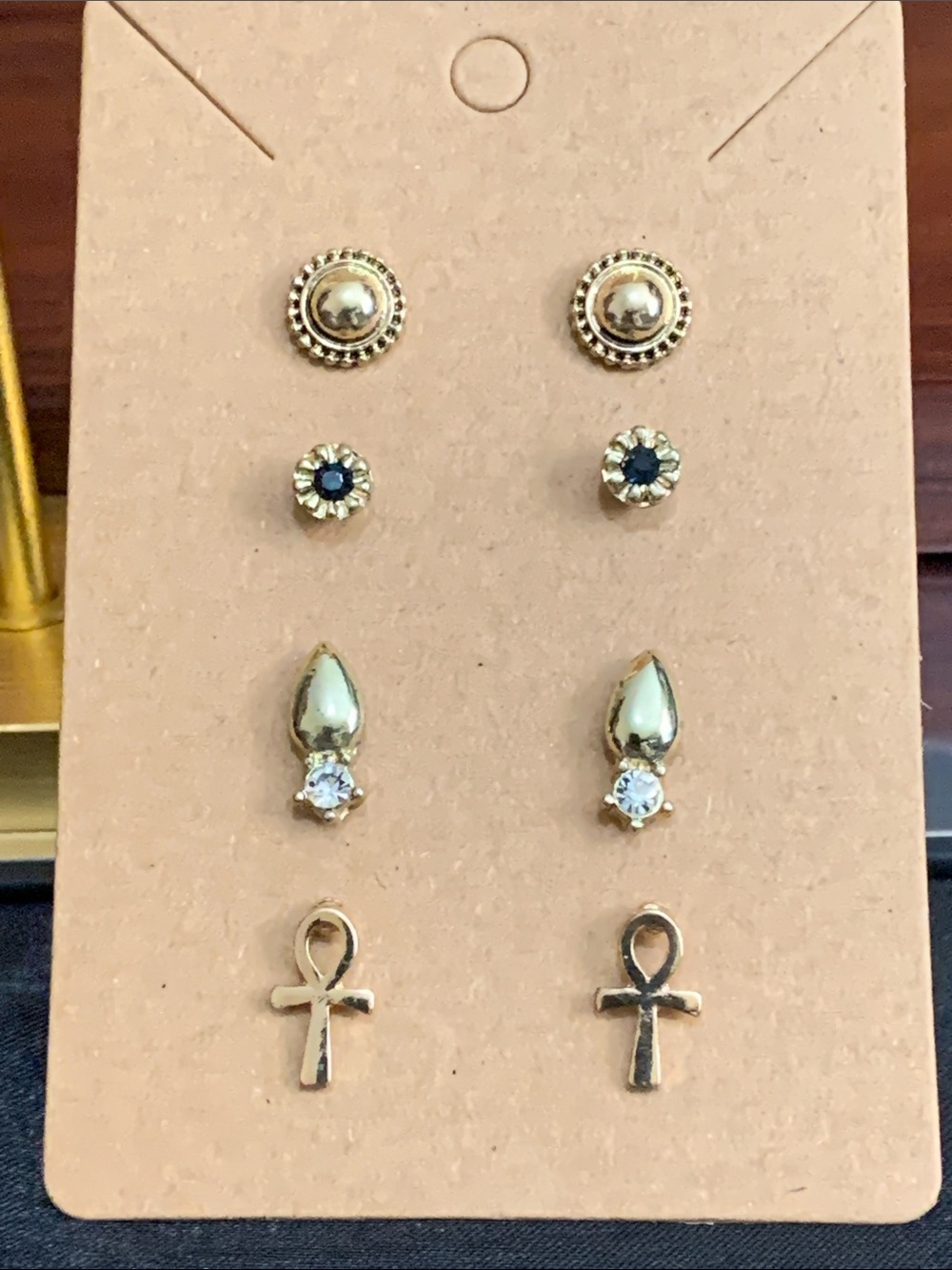 4 pairs of stud earrings
